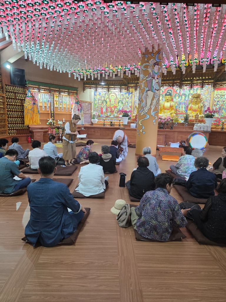 소원사 대웅전 큰법당 신도 법회 및 기도 정진 전경